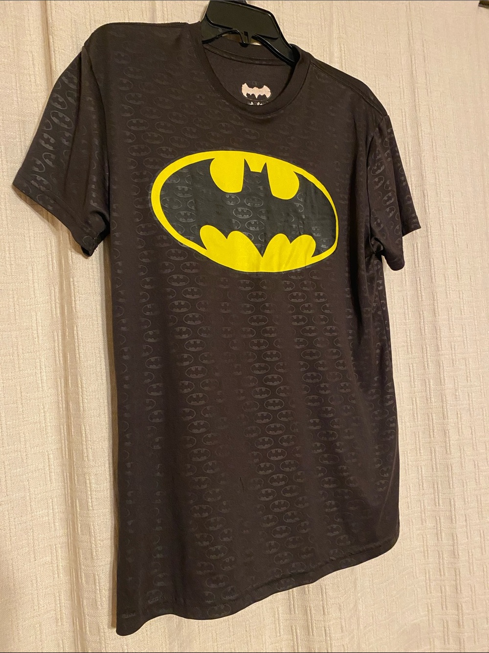 Black Batman Logo Short Sleeve T-Shirt - Yellow Emblem Men’s Size Medium